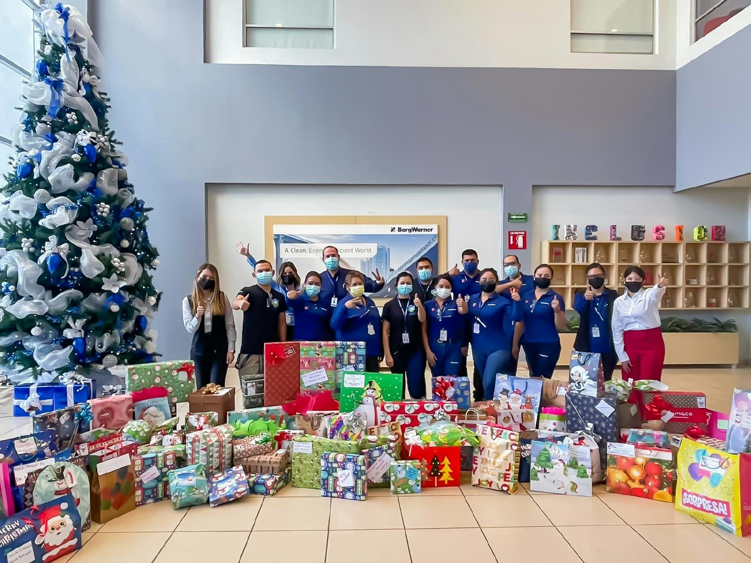 Our Ramos Arizpe team surprised 150 elementary school children with gifts to celebrate the holiday season.
