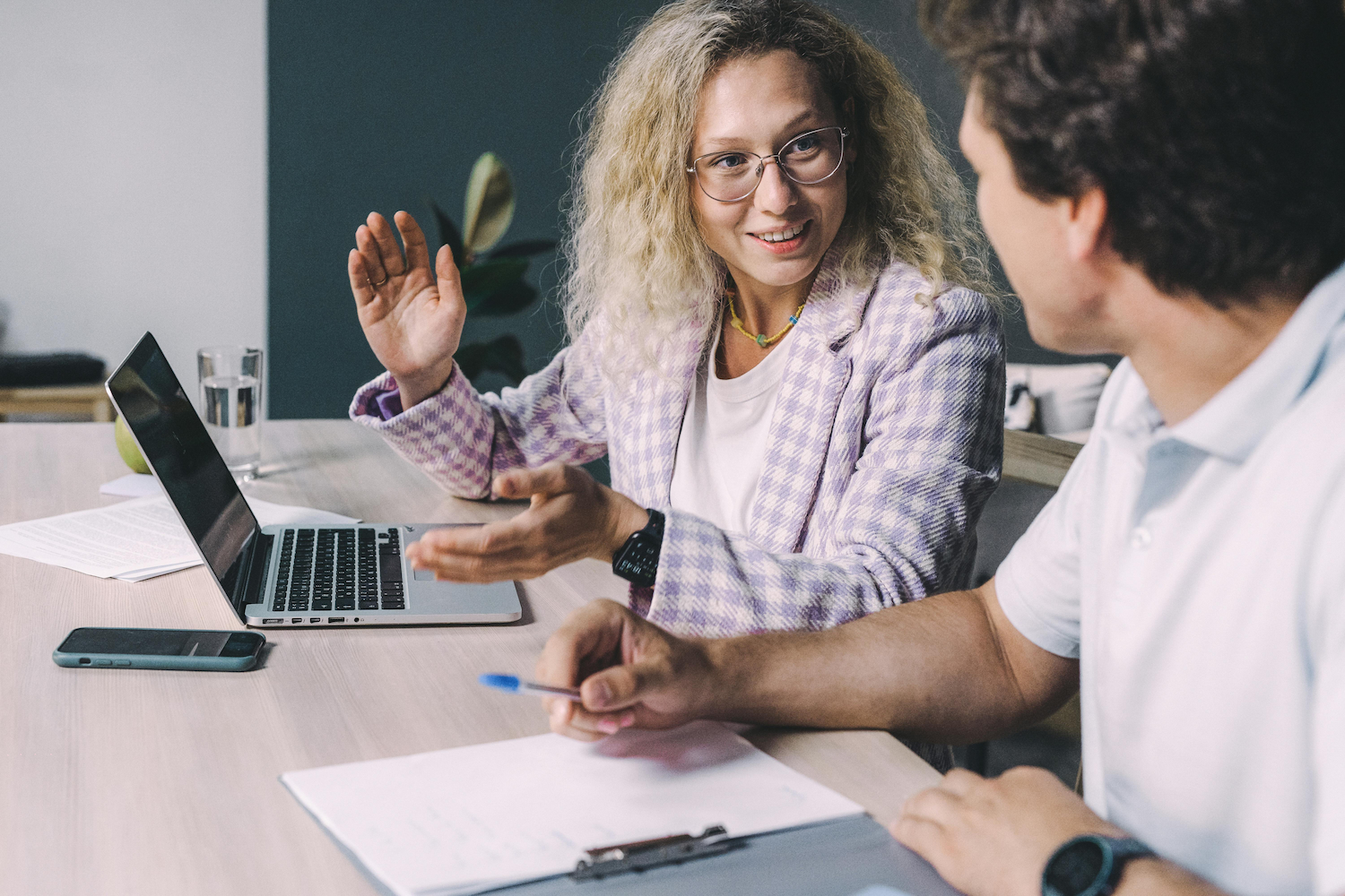  Employee meeting with a mentor in a one-on-one conversation