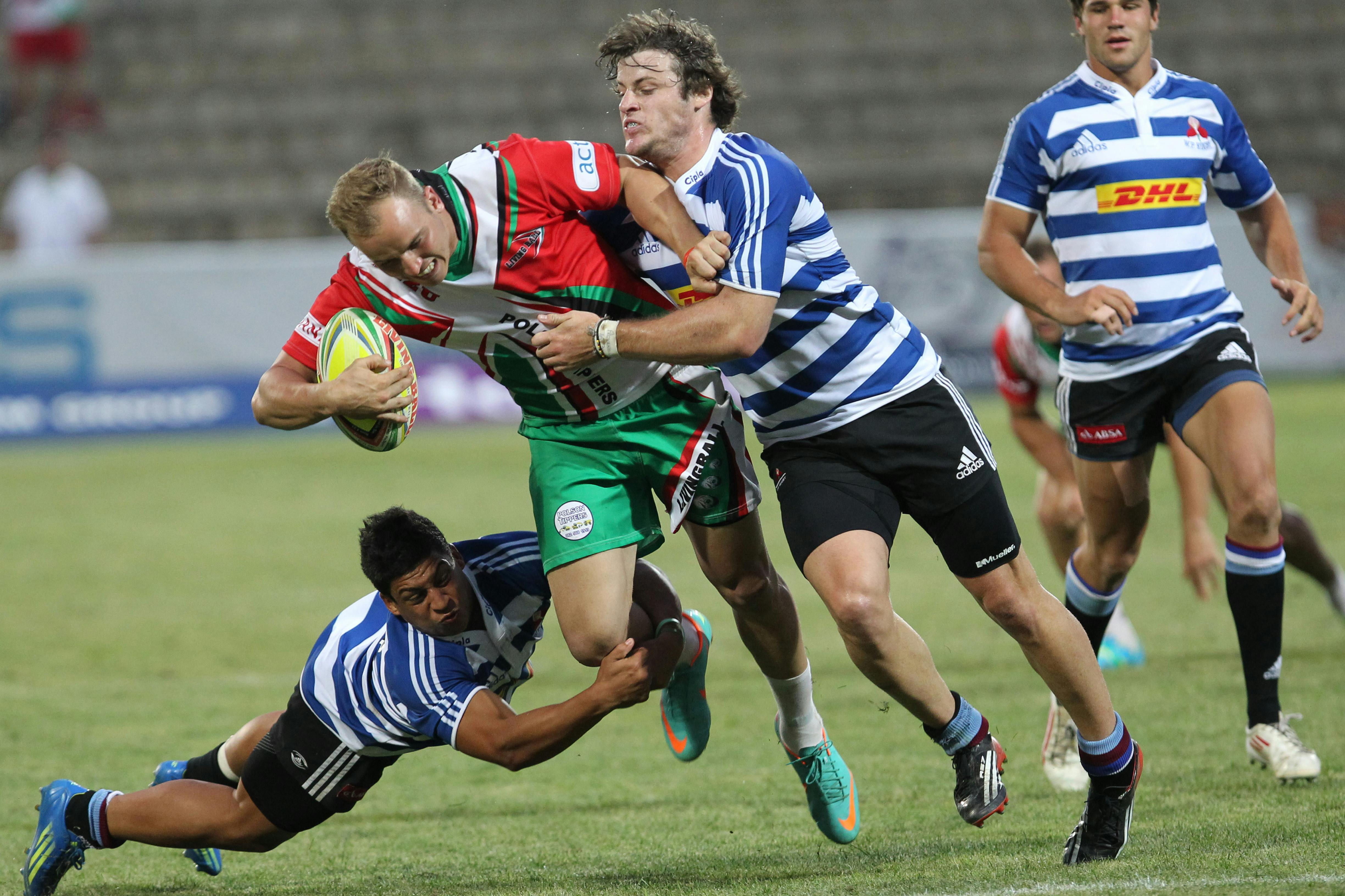  Rugby players tackle each other