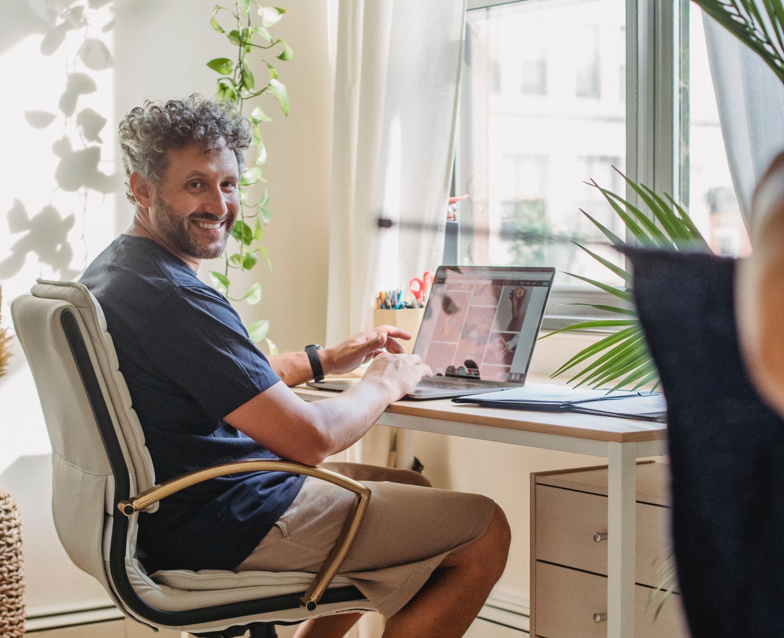  Employee is happy working from home in a hybrid workplace