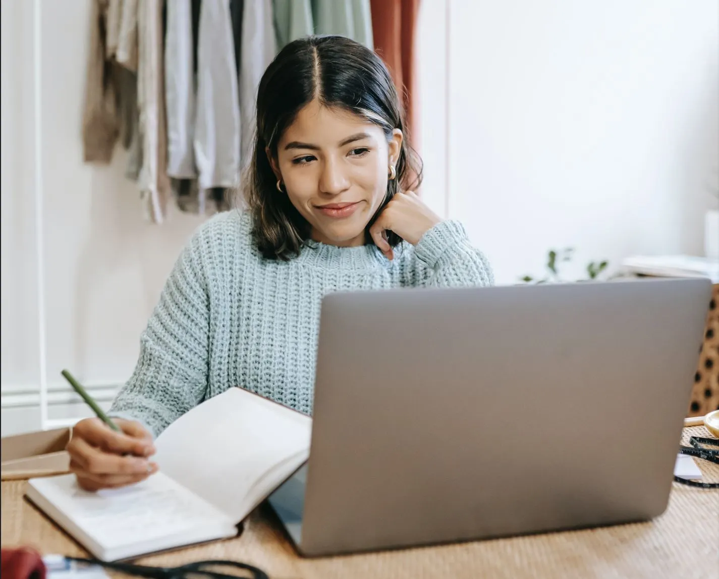 7 Things Every Working Woman Should Keep At Her Desk - Create & Cultivate