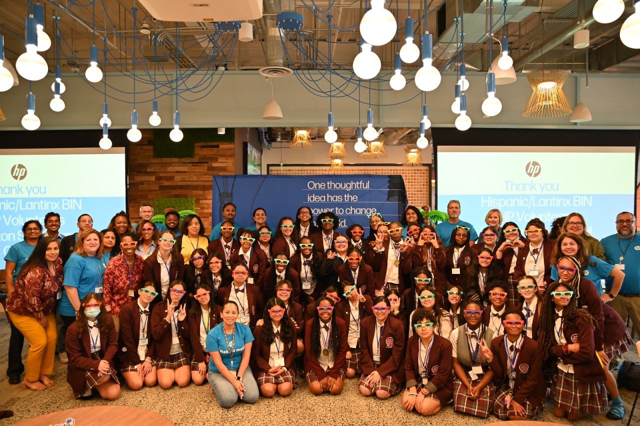 HP Hispanic-LatinX BIN Houston STEM event with 8th grade students. Photo by HP.