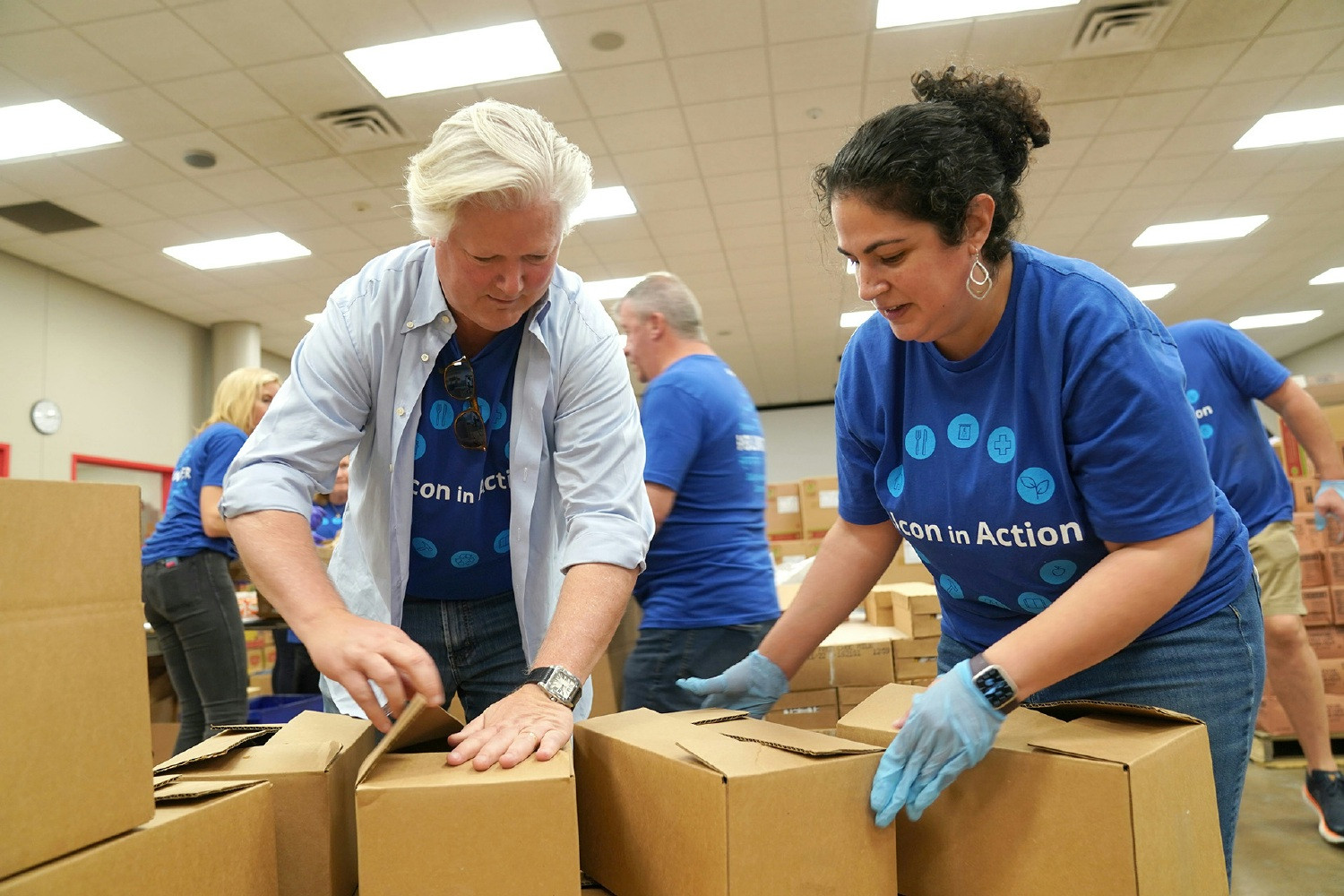 CEO David Endicott works alongside fellow associates during our annual Alcon in Action volunteering initiative.