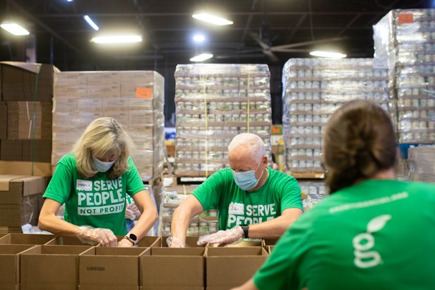 GROW TEAM MEMBERS VOLUNTEER WITH FEEDING TAMPA BAY