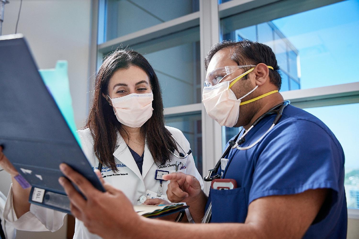 Dr. Shafeeq Noorudeen, MD, and Dr. Tania Tarjan collaborate while discussing a patient’s treatment plan. 