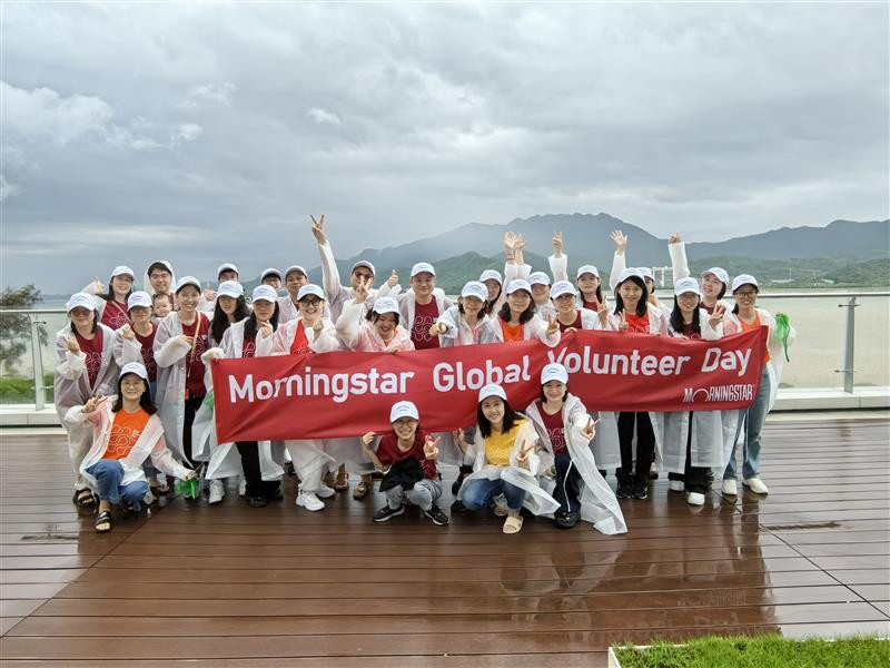 Employees from Morningstar China participating in a beach clean up for Global Volunteer Day.