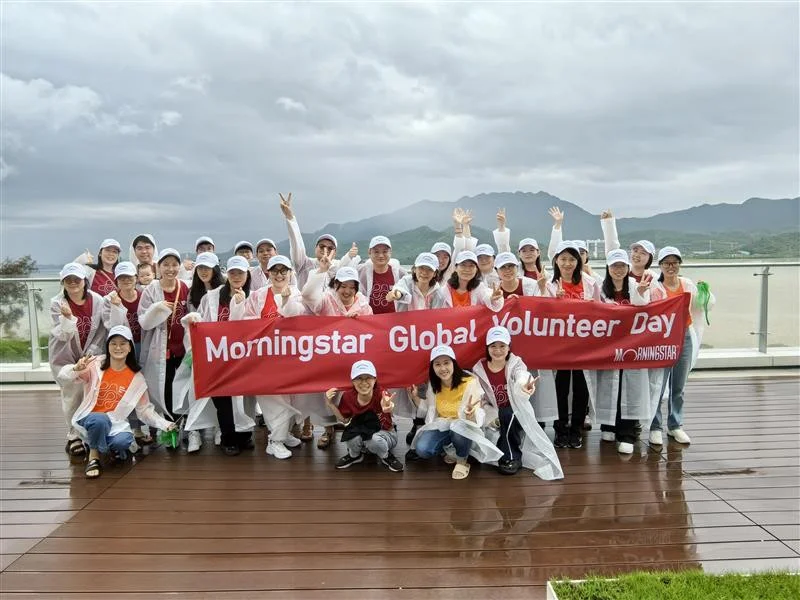 Employees from Morningstar China participating in a beach clean up for Global Volunteer Day.