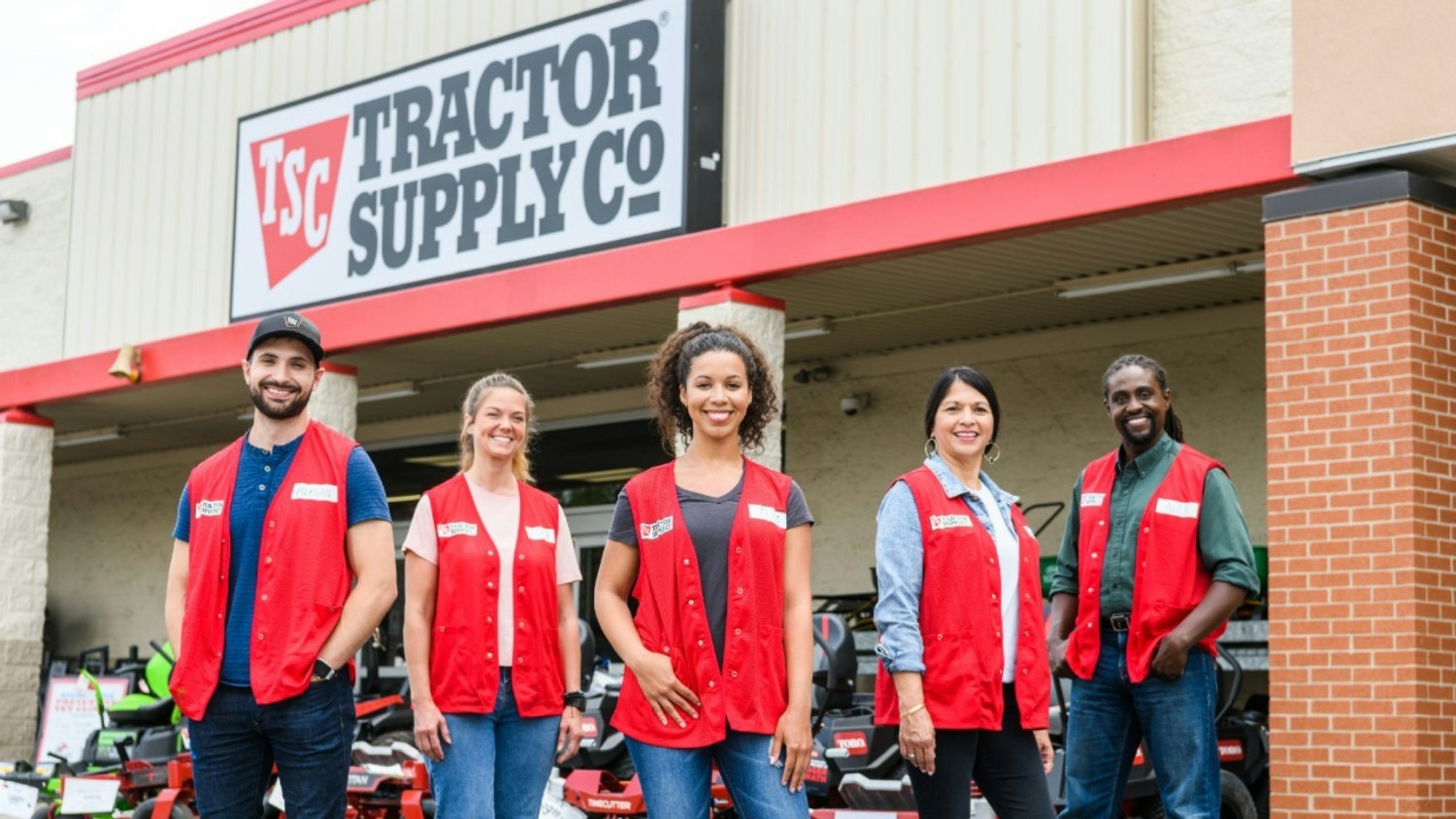 At Tractor Supply, our Team Members are a top priority! We work hard, have fun and make money to win together. 