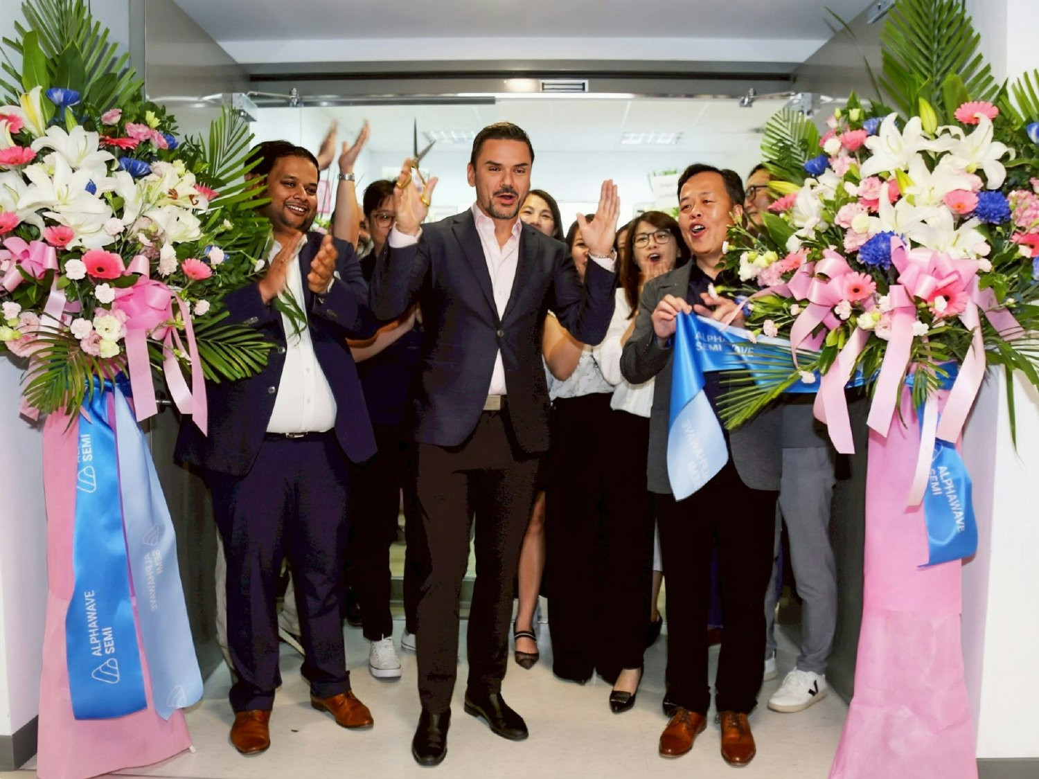 CEO Tony Pialis cuts the ribbon to celebrate the opening 
of Alphawave Semi’s new office in Hsinchu, Taiwan, in May 2025