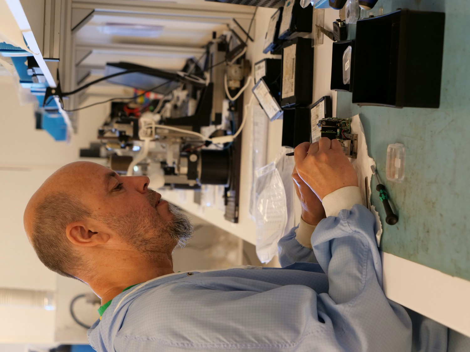 Précision du travail lors du montage des lasers