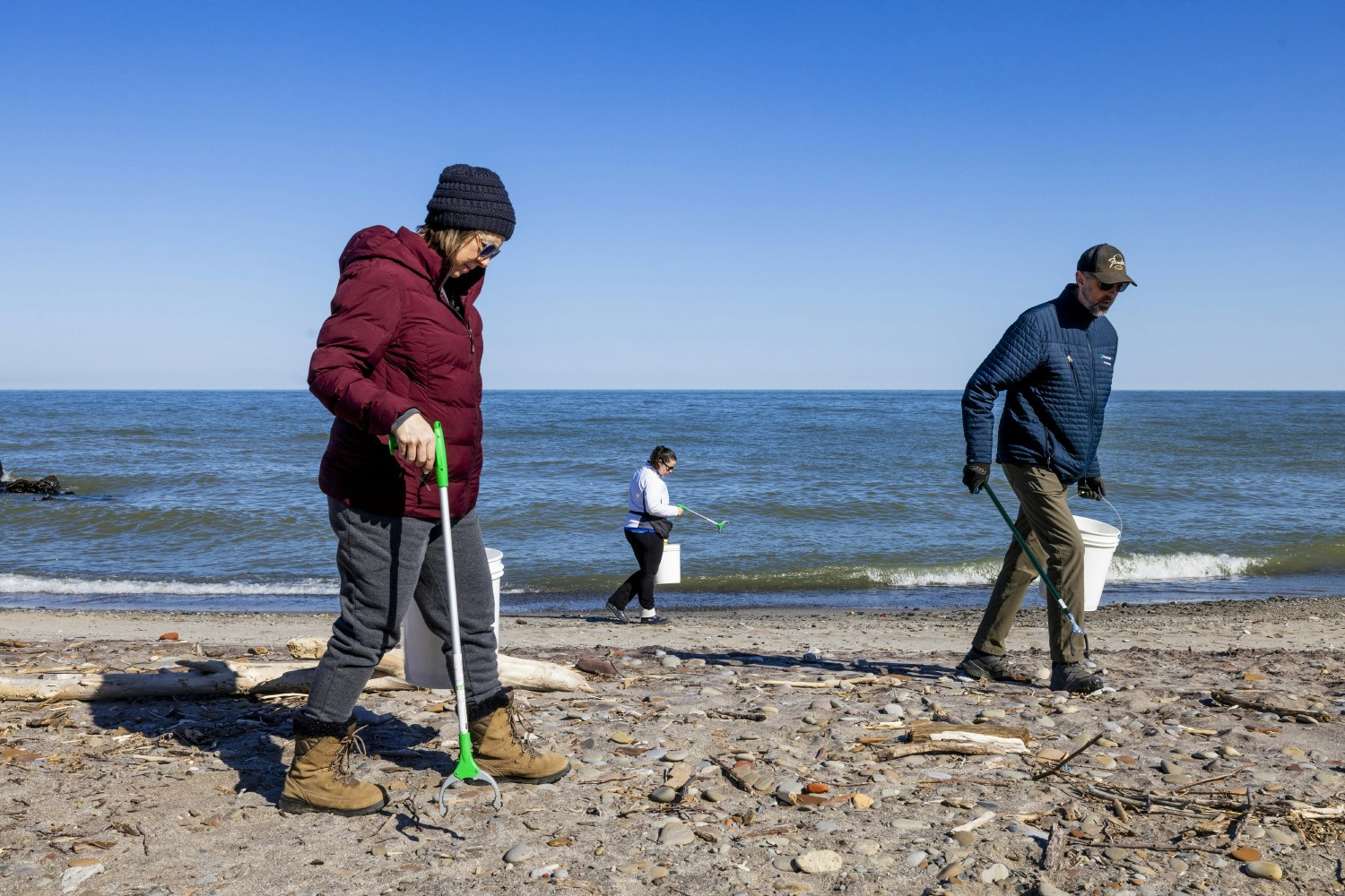 Cleveland Clinic caregivers volunteer for a beach cleanup in Ohio as part of the Community Service Time Off program.