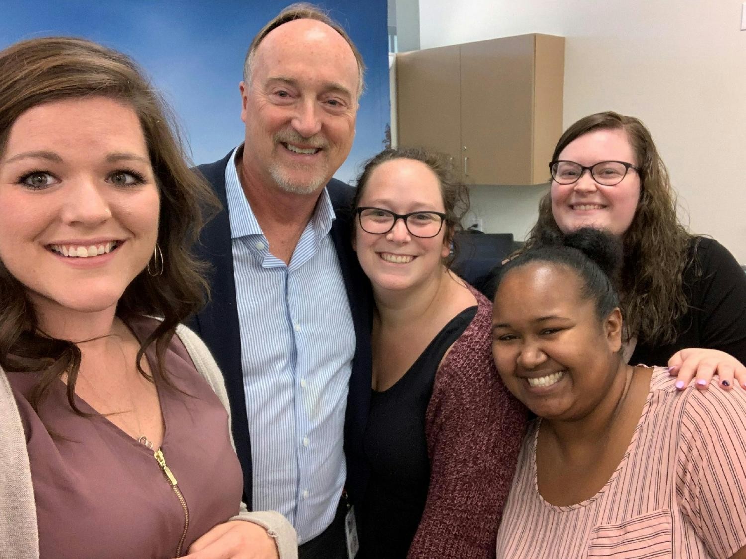 Farmers® CEO Jeff Dailey poses with employees in the Woodland Hills office.