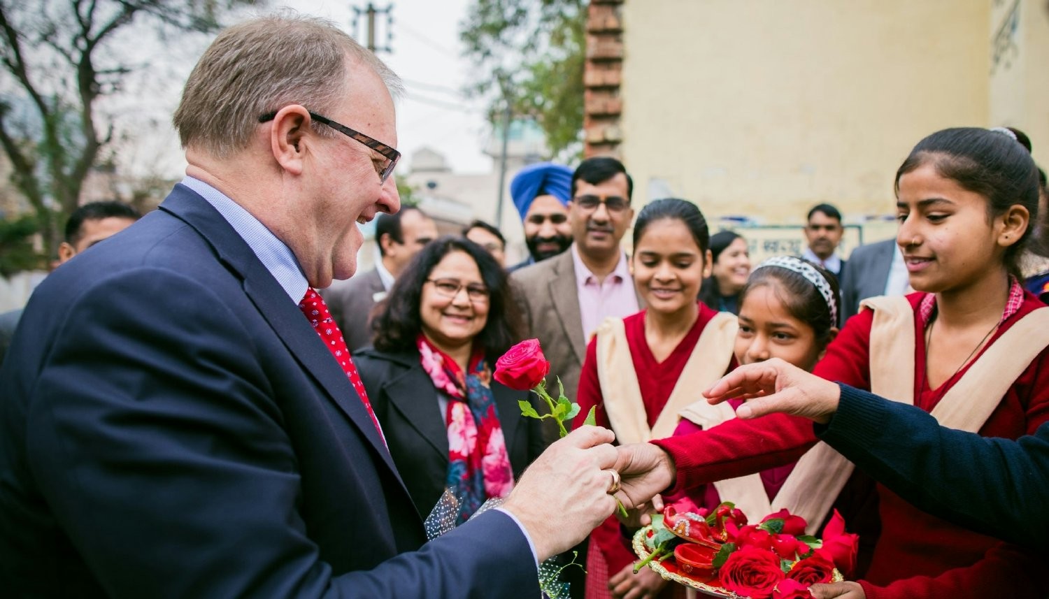 Agilent President and CEO, Mike McMullen, greets local students during a visit to our Agilent India location.