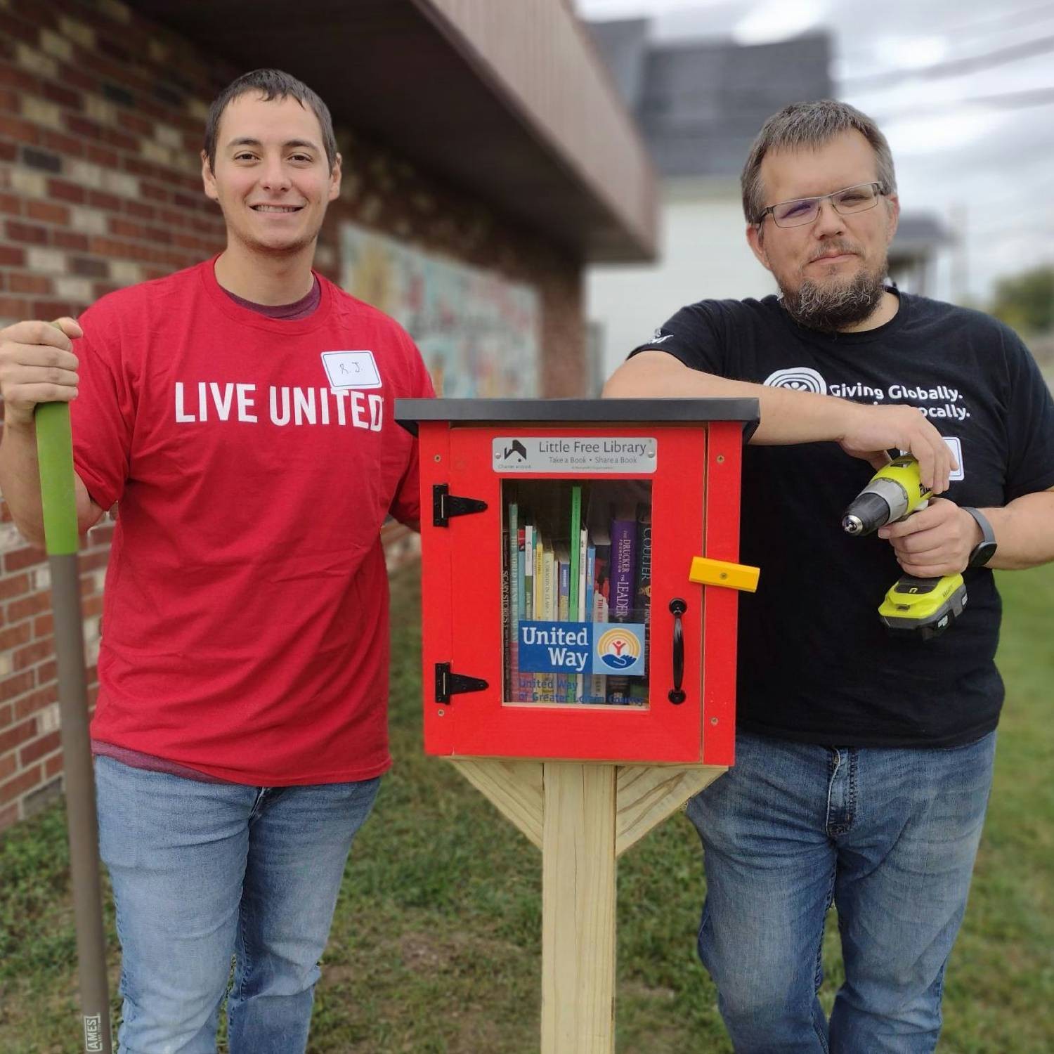 Avient associates volunteer by building community libraries as part of the company's Global Giving campaign.