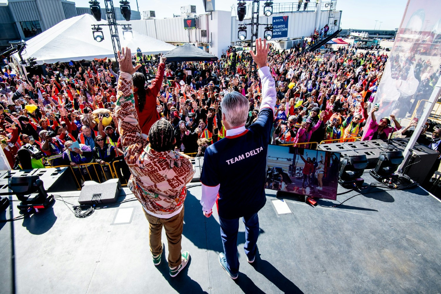 Delta CEO, Ed Bastian, celebrates Profit Sharing Day with Ludacris and Delta team members.