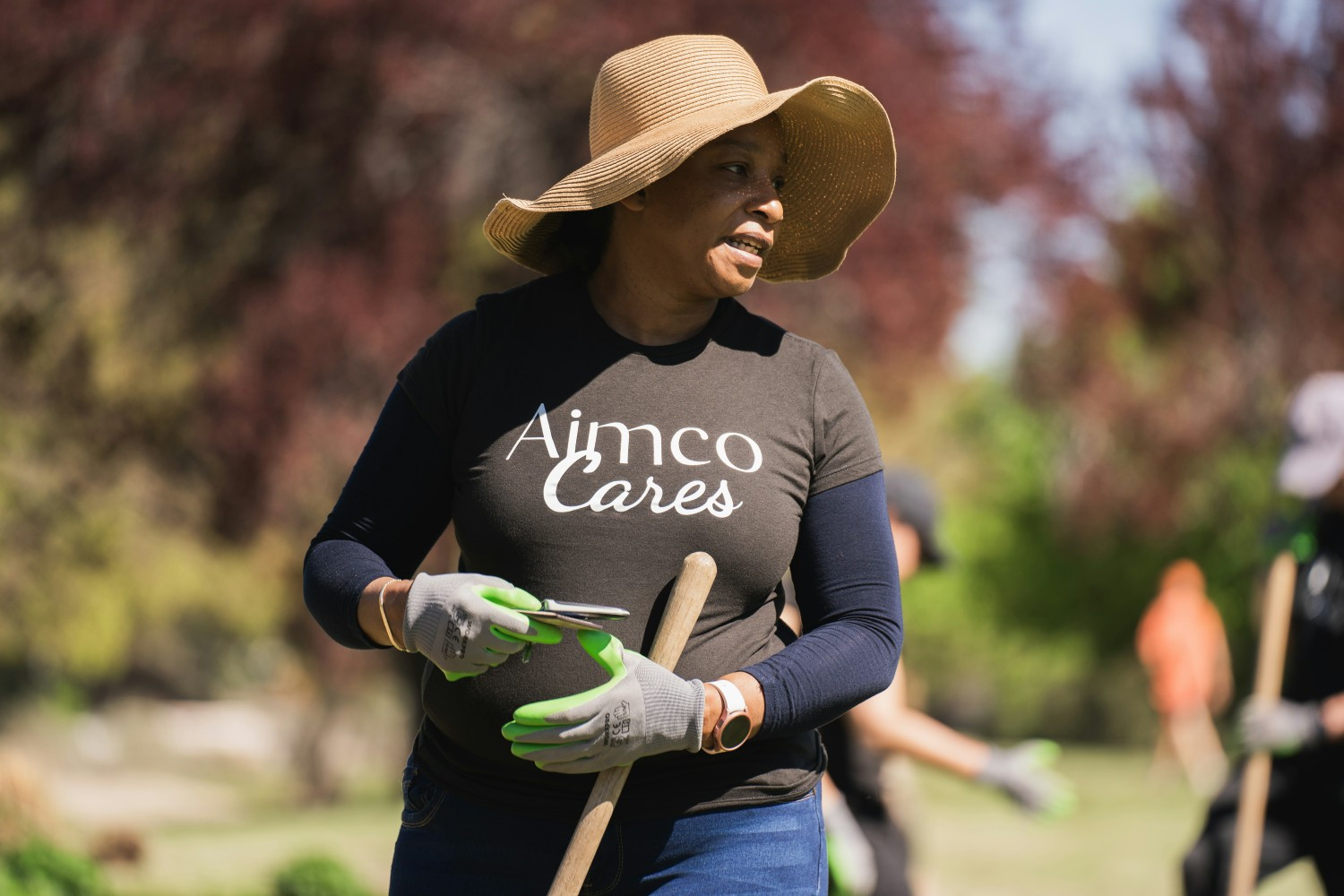 Aimco teammate, QuiNita Spann, participating in an Aimco Cares park cleanup. 