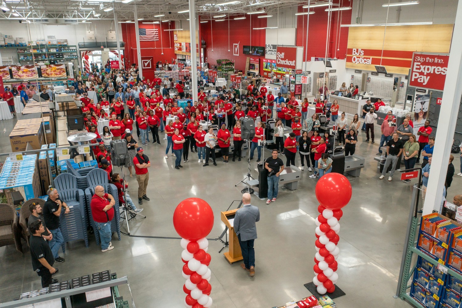 Chairman and CEO Bob Eddy thanking team members for all their hard work at a new BJ's club opening celebration.