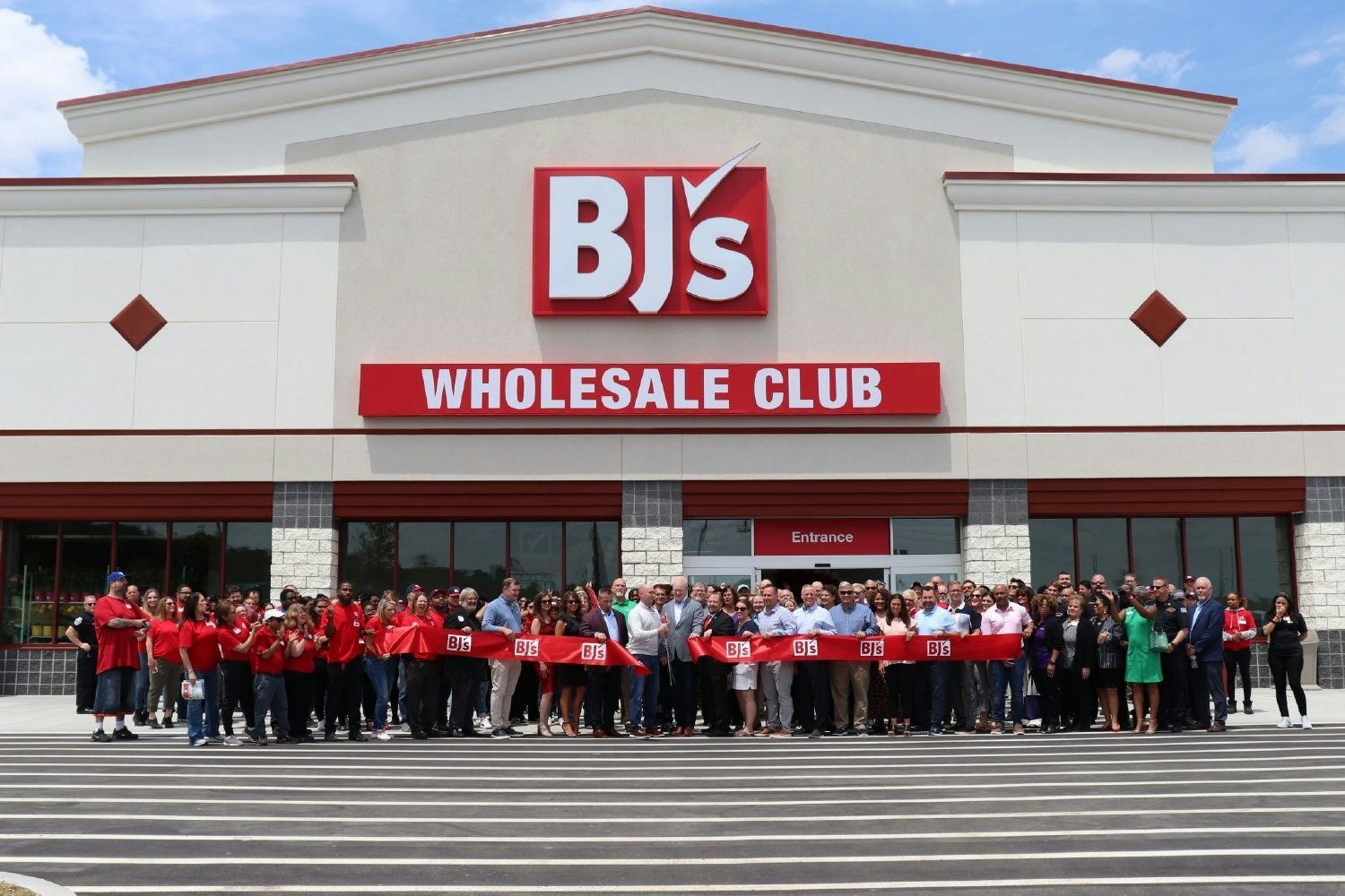 BJ's CEO, leadership, club team members and local community officials hold a ribbon-cutting ceremony for our new club.