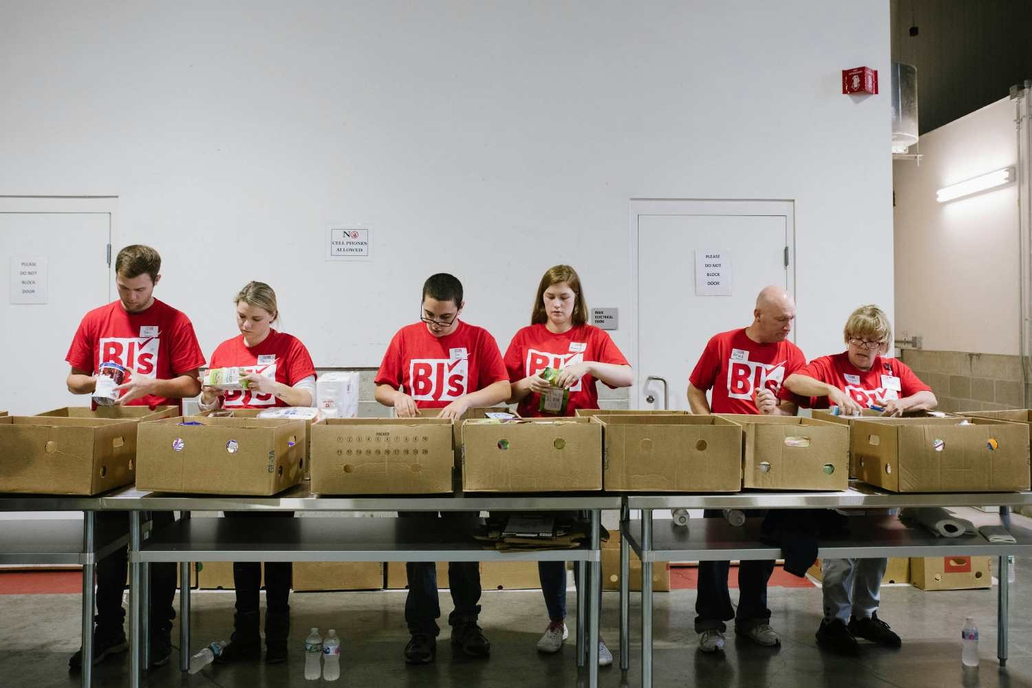 Team members volunteer their time for a local Feeding America food bank through our BJ’s Feeding Communities program.