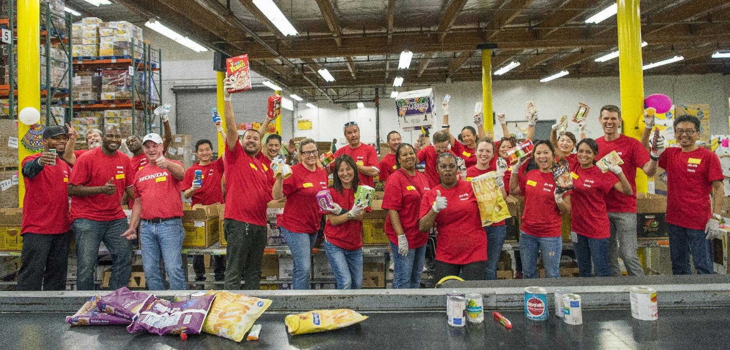 Associates volunteering at the Los Angeles Regional Food Bank – #TeamHondaCares 
