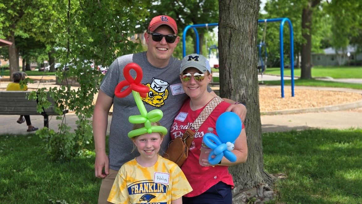 A Royal Neighbors Family Fun Day at the park. Making memories and balloon art magic!