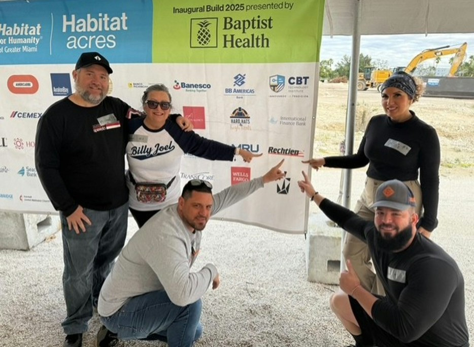 Colaboradores de Rechtien participando en un voluntariado de construcción, demostrando su compromiso con la comunidad.