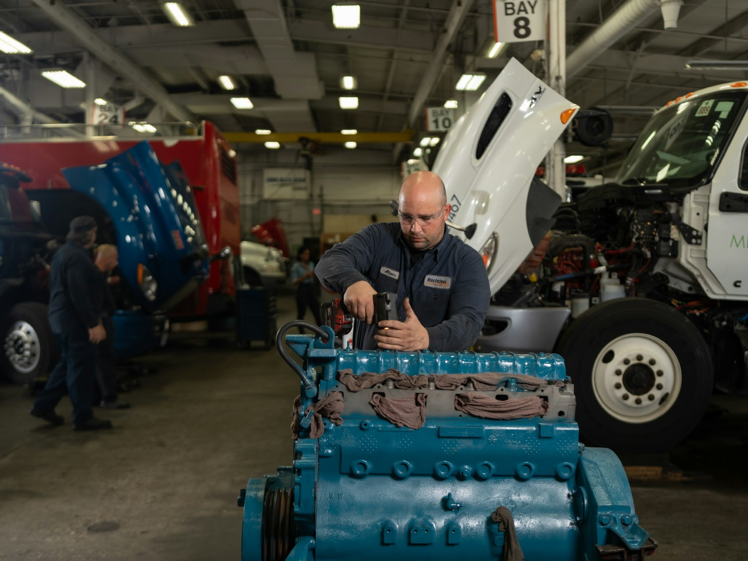 Empleado trabajando en el mantenimiento de motores, demostrando dedicación y habilidad.