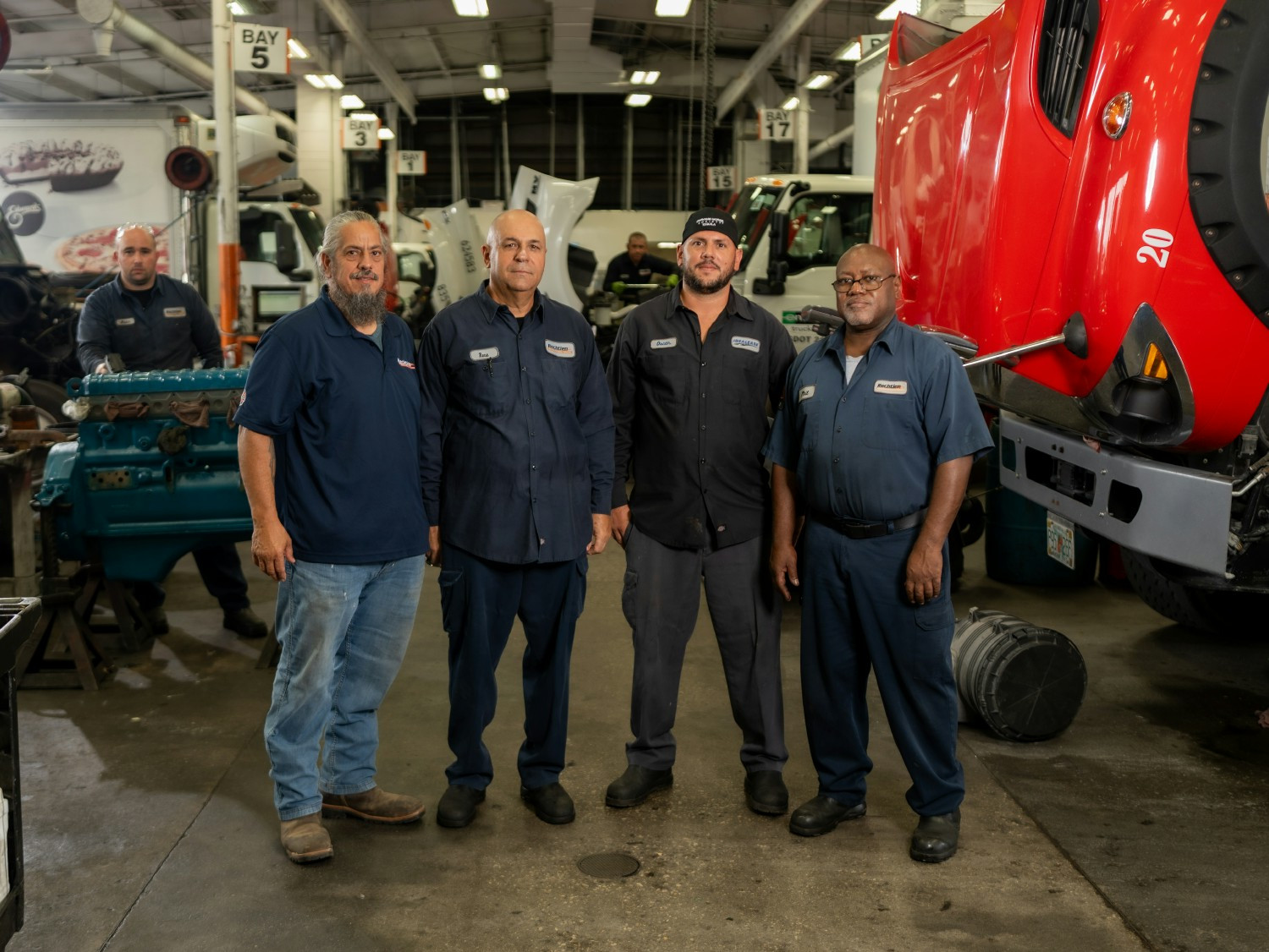 Equipo trabajando en el taller, demostrando compromiso y colaboración.