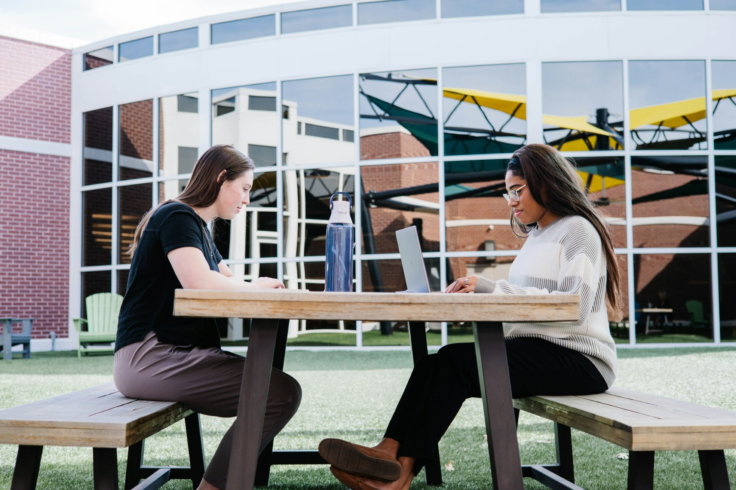 Enjoying a one-on-one chat in the courtyard. Beautiful weather, even better company!