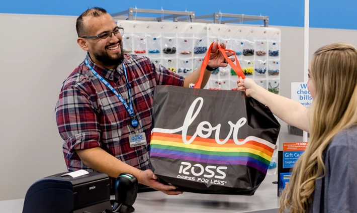 Ross Associate with a customer and a reusable shopping bag