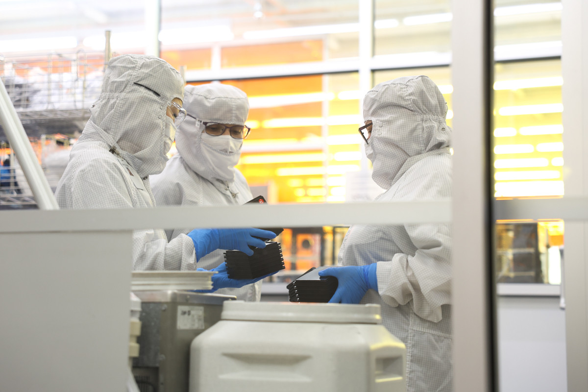Our talented Leonardo DRS team working in the clean room at our Dallas, TX facility, where expertise meets excellence.