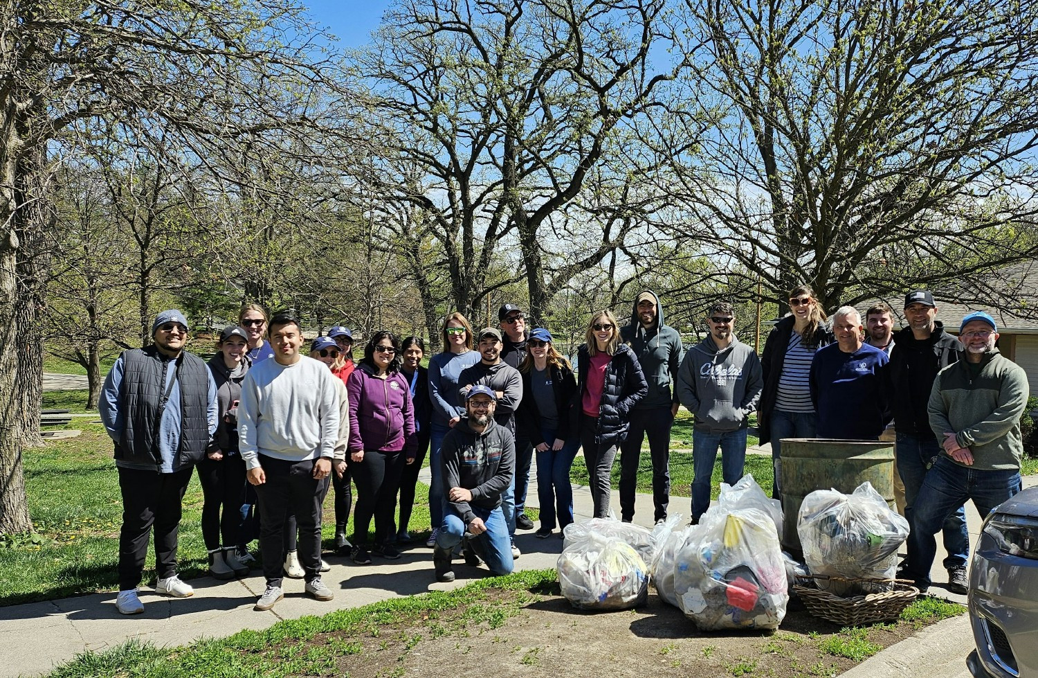 MUTUAL EMPLOYEES HELP “KEEP OMAHA BEAUTIFUL” DURING THIS HANSCOM PARK CLEAN-UP PROJECT IN THEIR LOCAL COMMUNITY