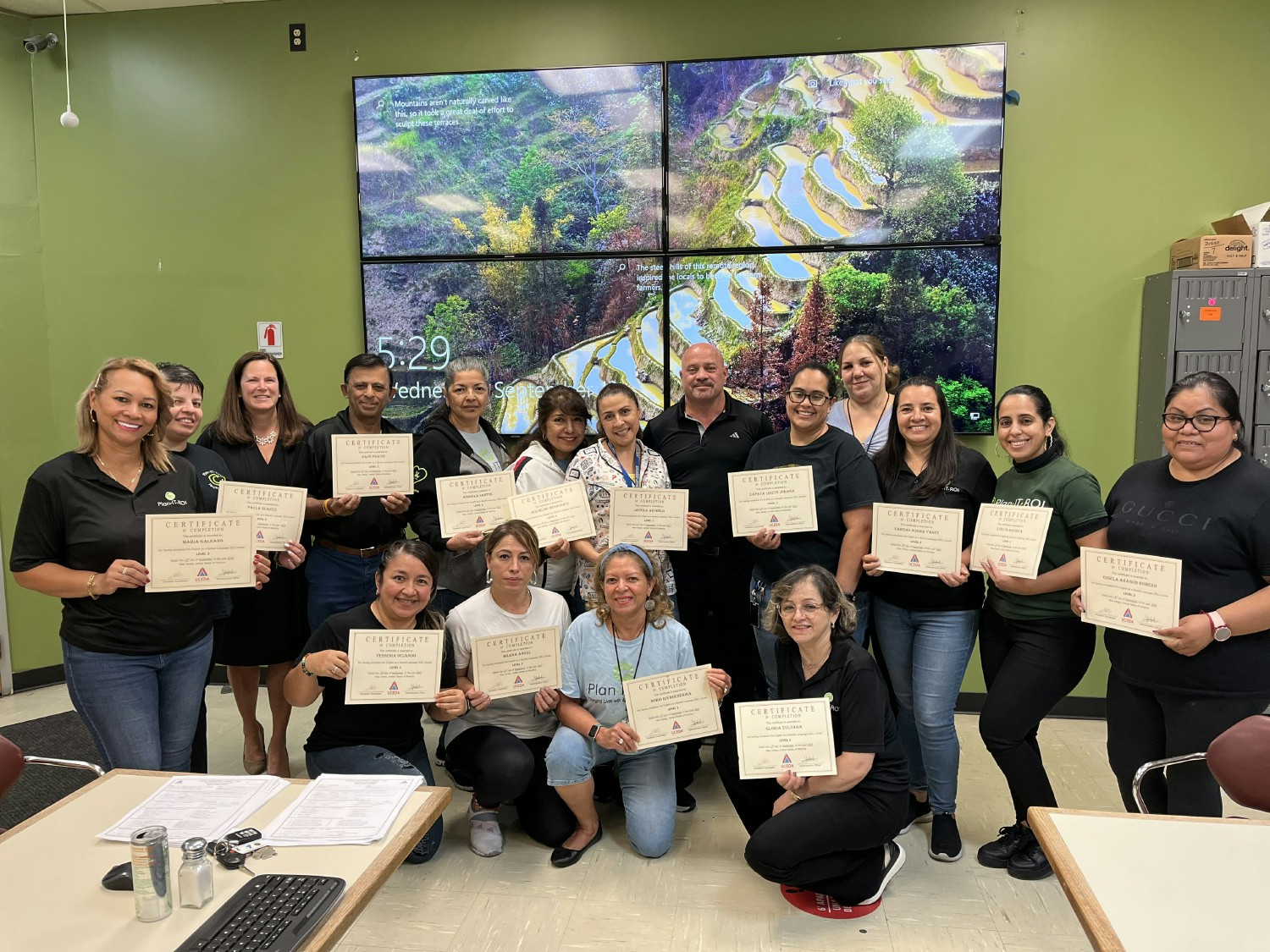 PlanITROI celebrates our English class graduates!