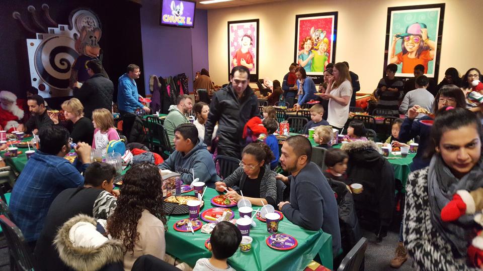 Little Builders Holiday Party Fun at Chuck e Cheese!