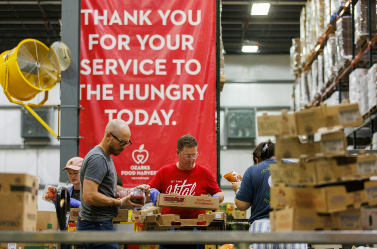 Vital Farms crewmembers volunteer at Ozark Food Harvest during all company retreat