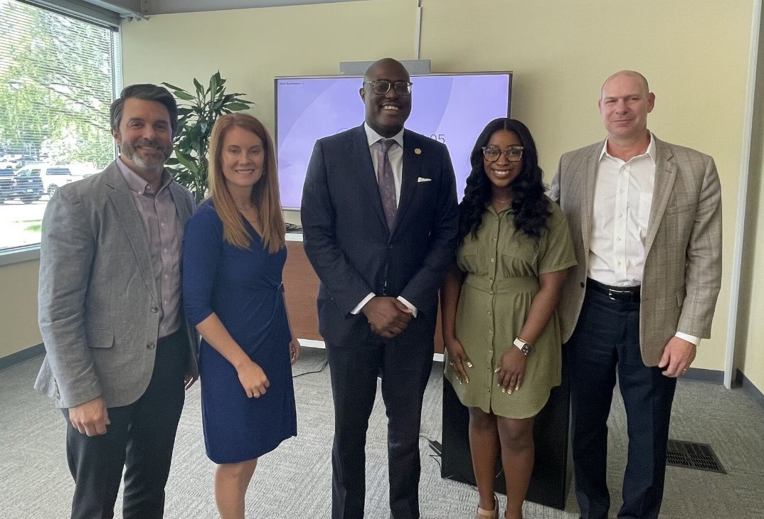 Our ERG, Embrace Uniti, hosted the Mayor of Little Rock, Frank Scott, Jr. for a DEIB fireside chat. 
