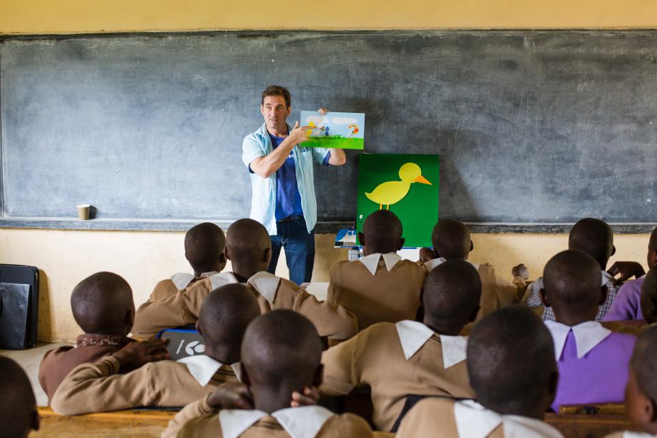 PRH author & illustrator Tad Hills at a school in Narok, Kenya as part of PRH & Worldreader's Author Ambassador program.