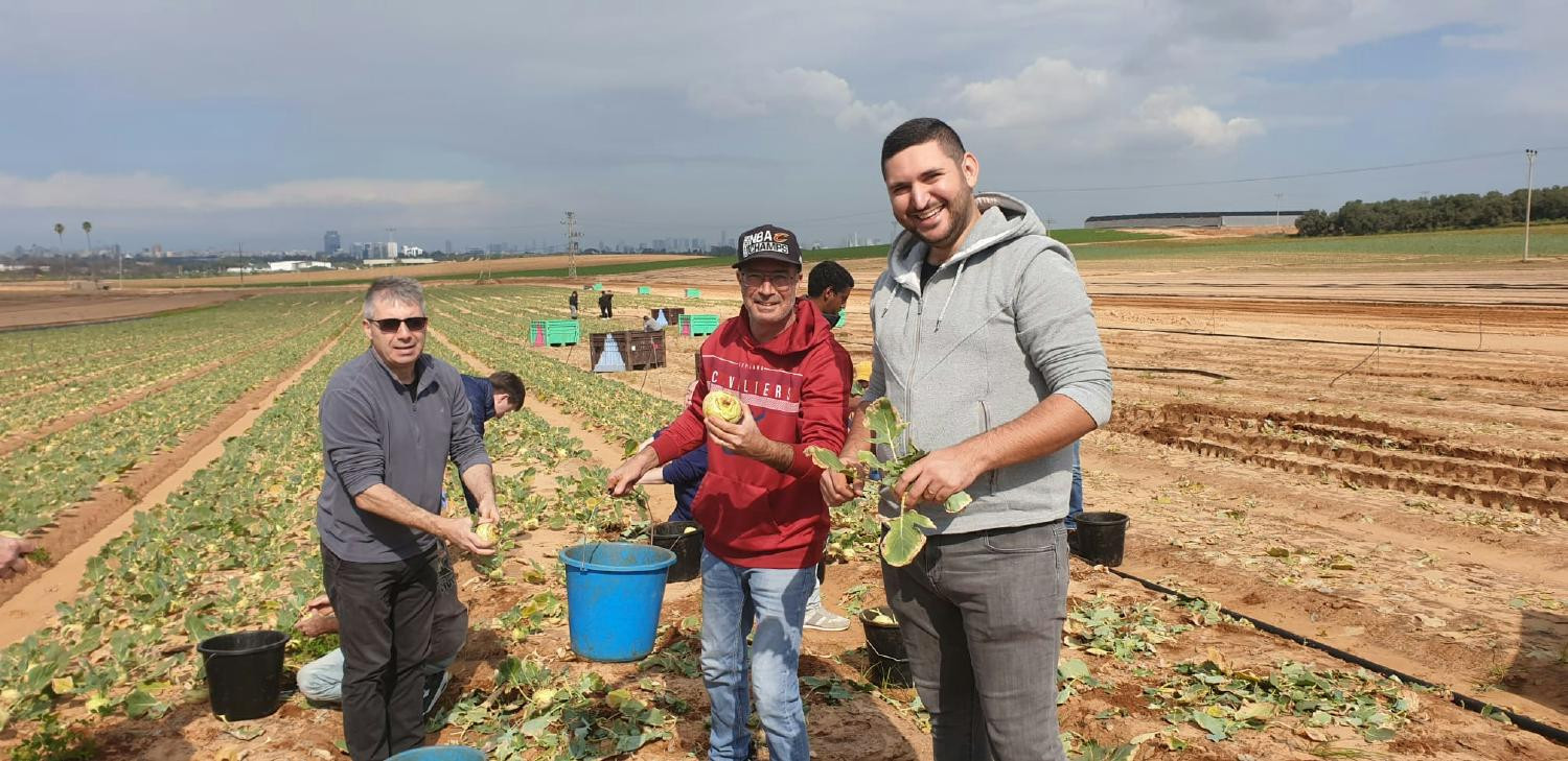 Supporting our communities in Israel through giving back opportunities. 