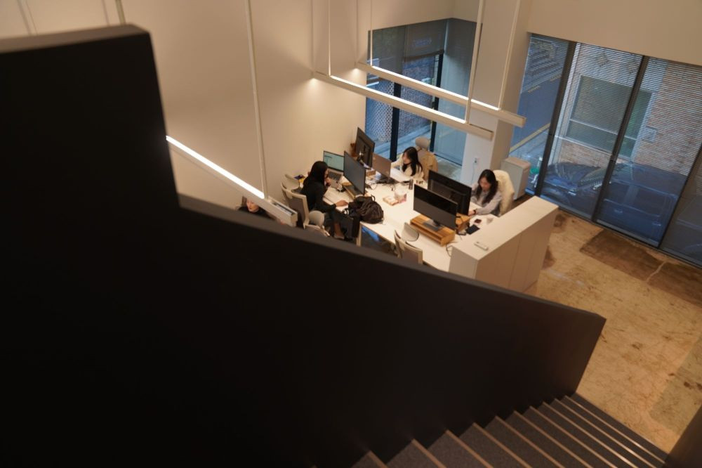 Employees work in Blind's office in Korea. Blind gives people the autonomy to select when and where they want to work.