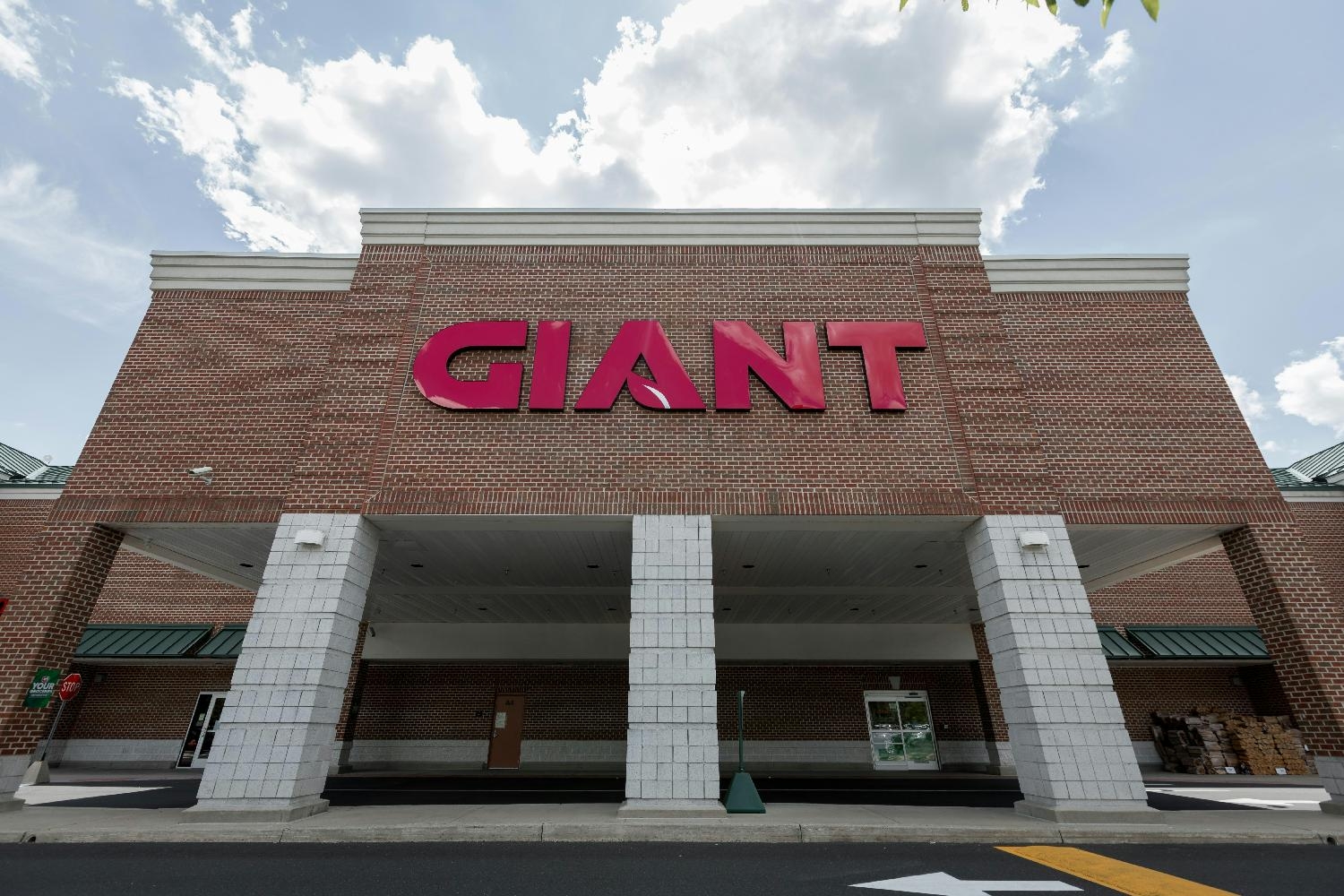 The GIANT Company storefront in Willow Grove, PA