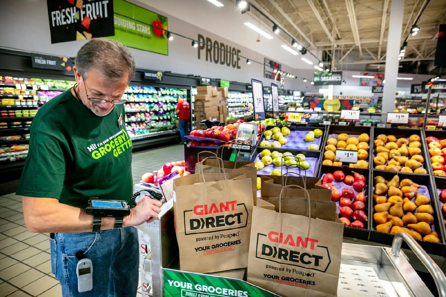 A GIANT Direct shopper reviews an order on his scanner, preparing it for Giant Direct pickup or delivery. 