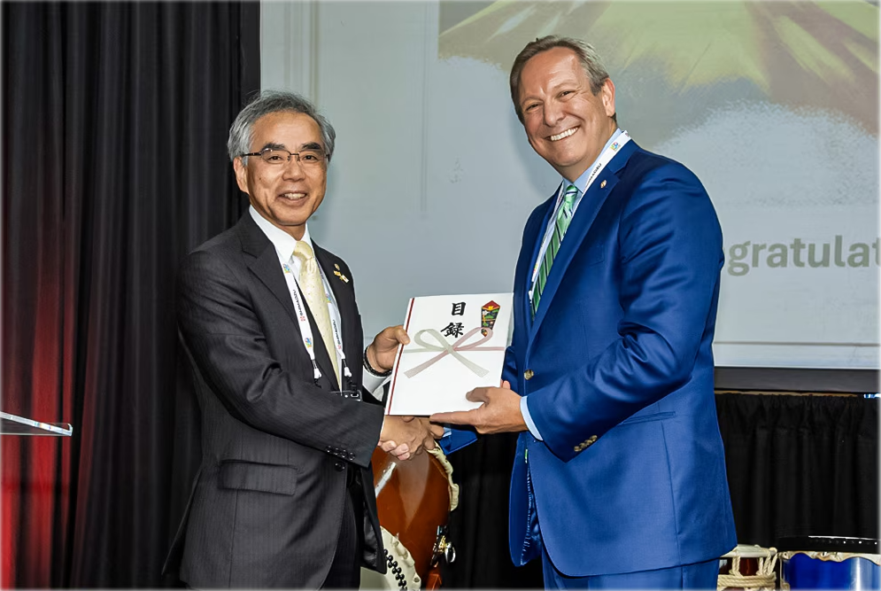 SSI's President Patrick Fromal & CEO of Shimadzu Corporation, Yasunari Yamamoto celebrating SSI's 50th anniversary.