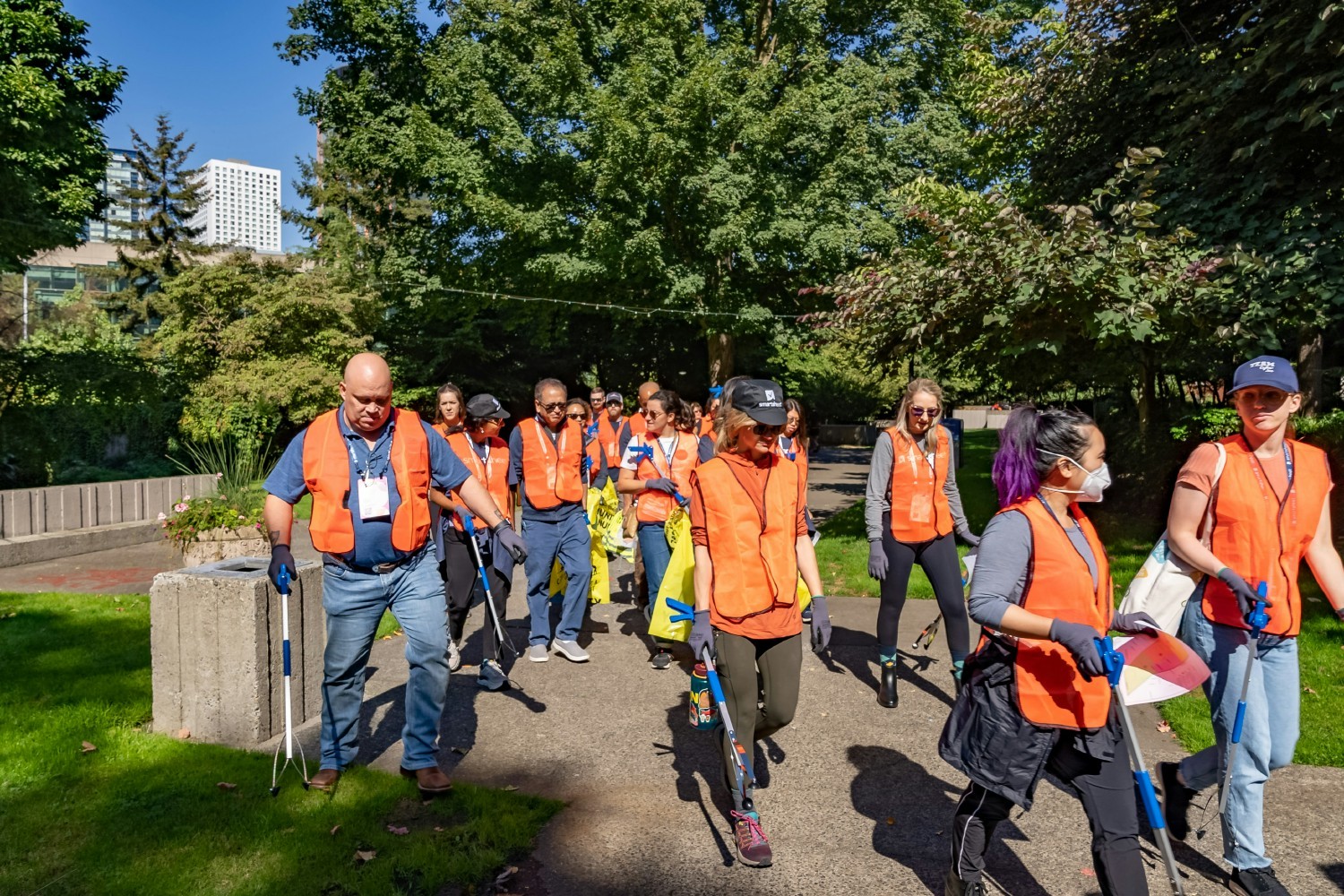 Smartsheet employees and customers join together in a community clean-up service project in Seattle.