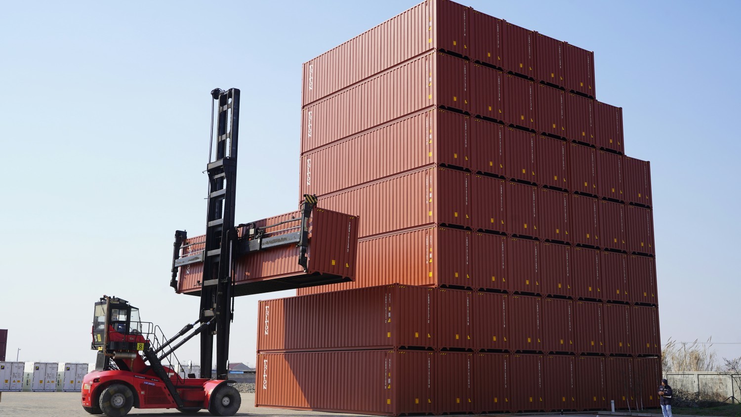 We just love looking at big stacks of containers. 