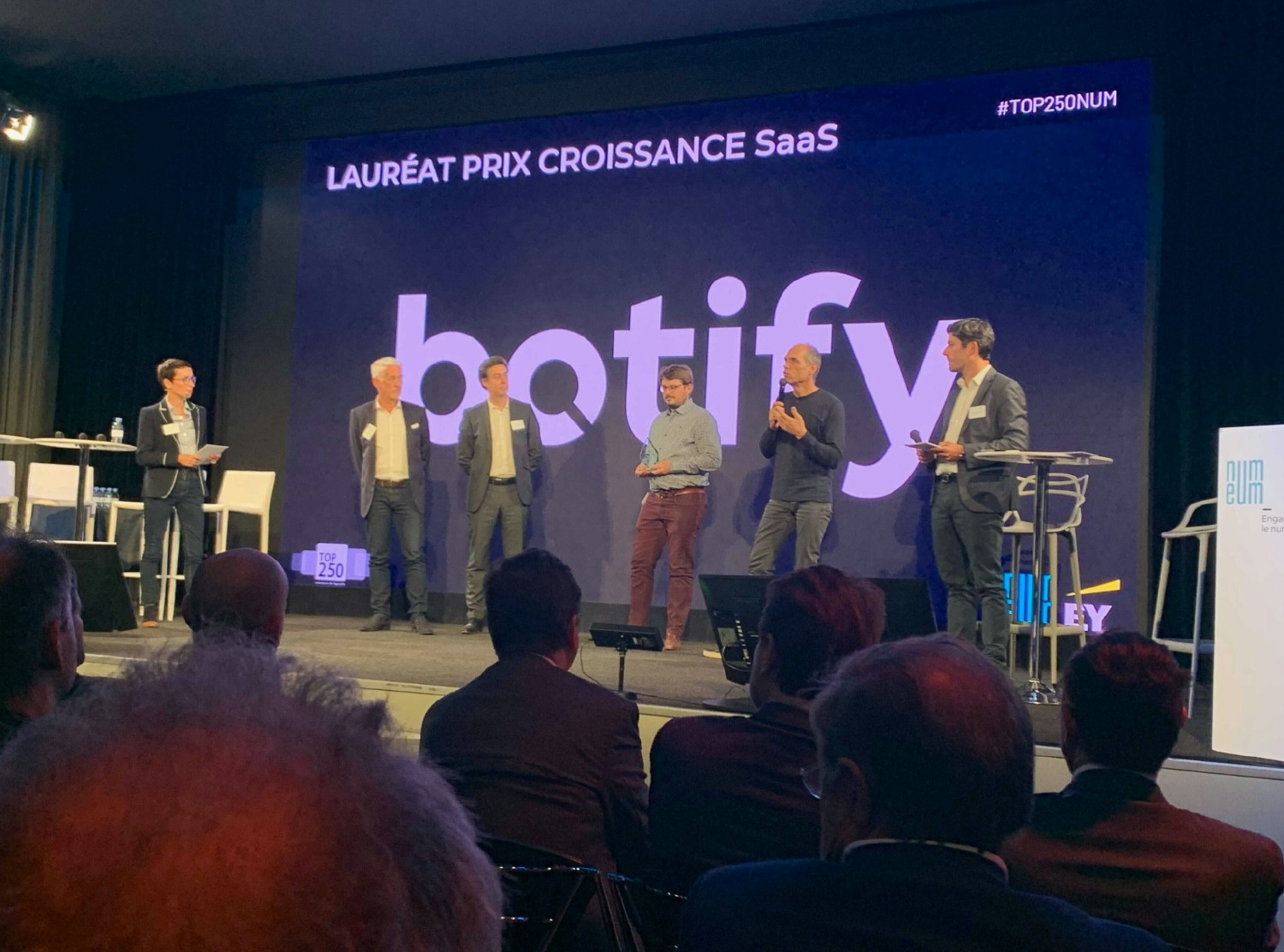 2 Botify Executive Members receiving an award for Top 250 SaaS companies in France.