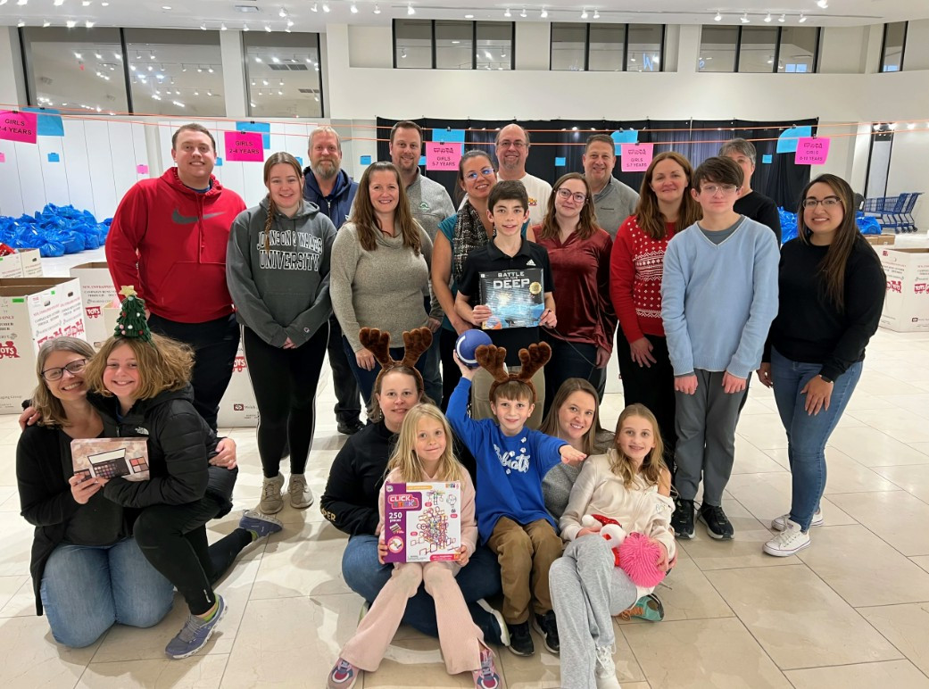 Illinois colleagues volunteering at Toys for Tots