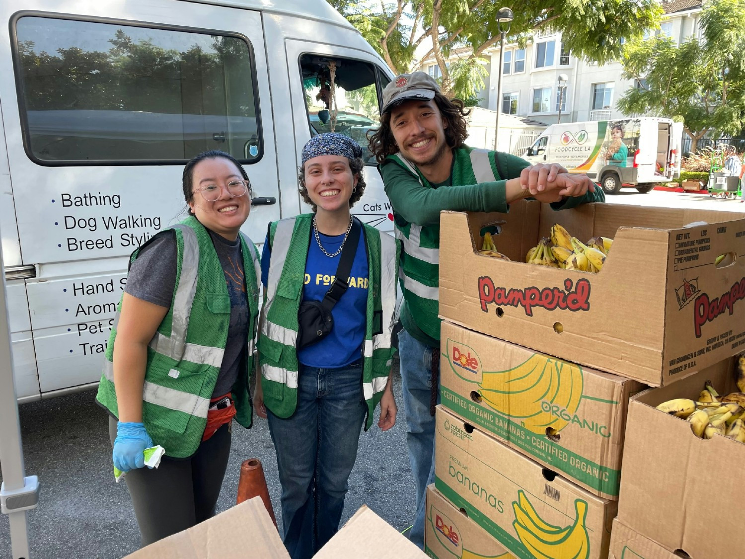 Staff volunteer at a hunger relief partner organization’s distribution. 
Image courtesy of Food Forward Inc. ©2023.
