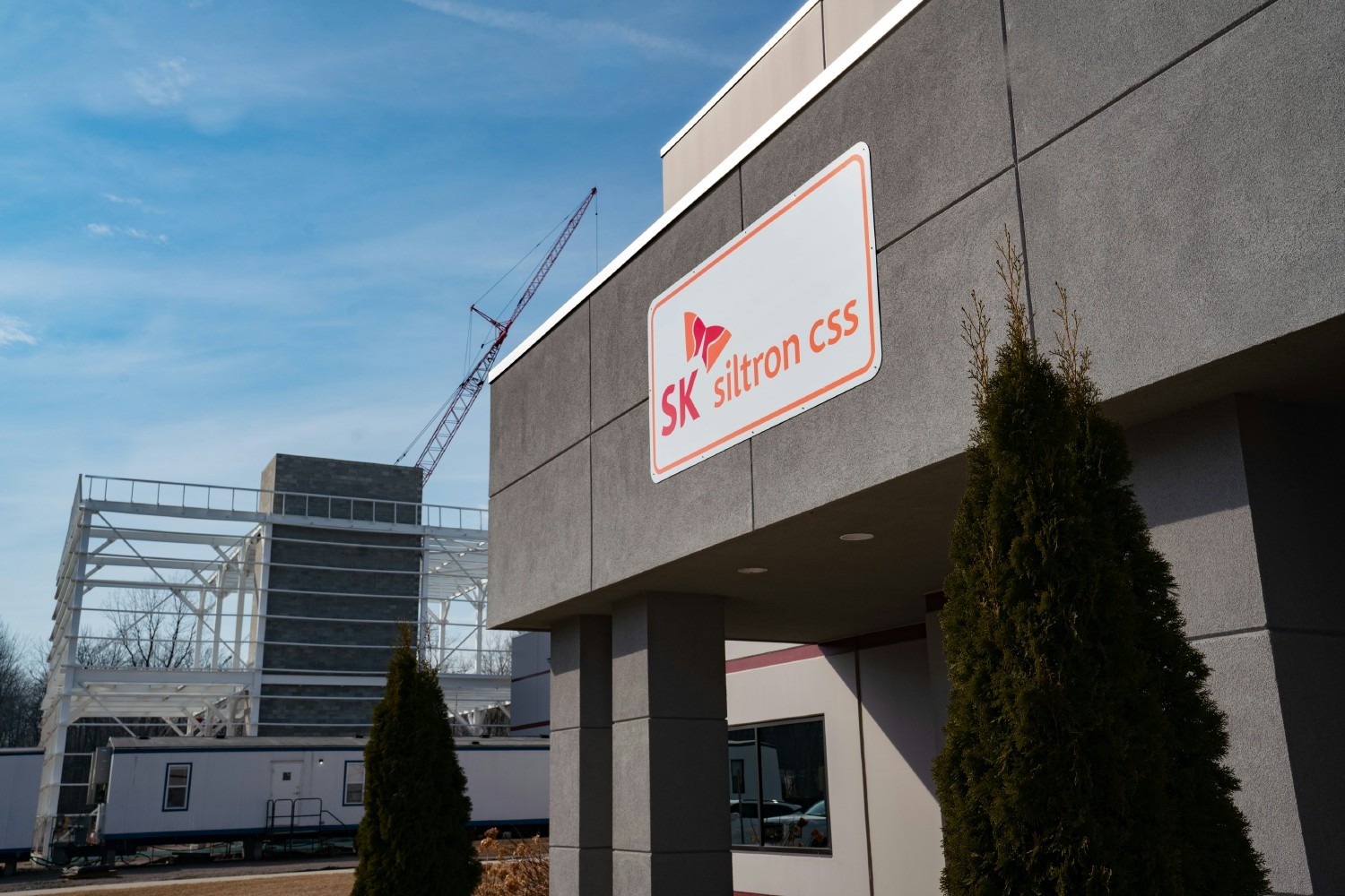 SK siltron css’ new facility in Bay City Michigan leverages an existing 145,000 square foot combined office and manufacturing space that is currently being augmented by a 100,000 square foot addition now under construction.  This facility is the company’s global headquarters and will continue to serve as a mixed office and production space.  Additional manufacturing sites in Auburn, Michigan and Gumi, South Korea continue to expand global wafering manufacturing capacity as well. 