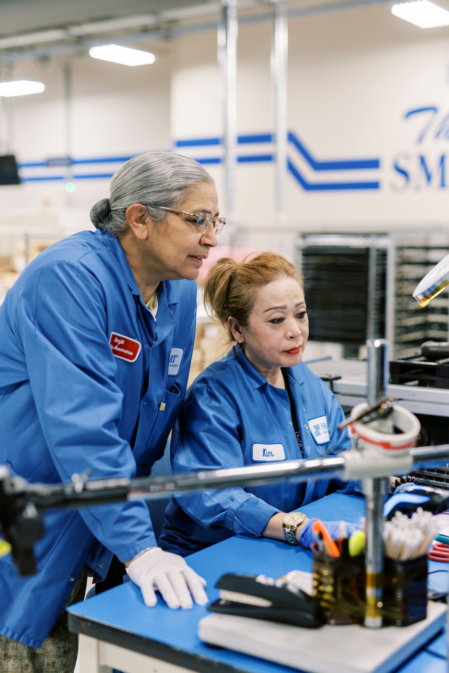 Smart Modular team members working together to inspect equipment on the assembly line.