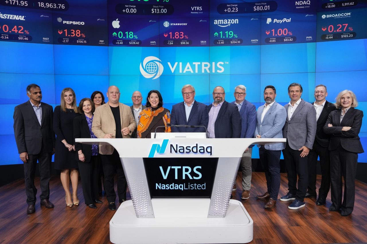Celebrating Viatris’ Anniversary: Executive Leadership Team coming together to ring the Nasdaq Closing Bell. 